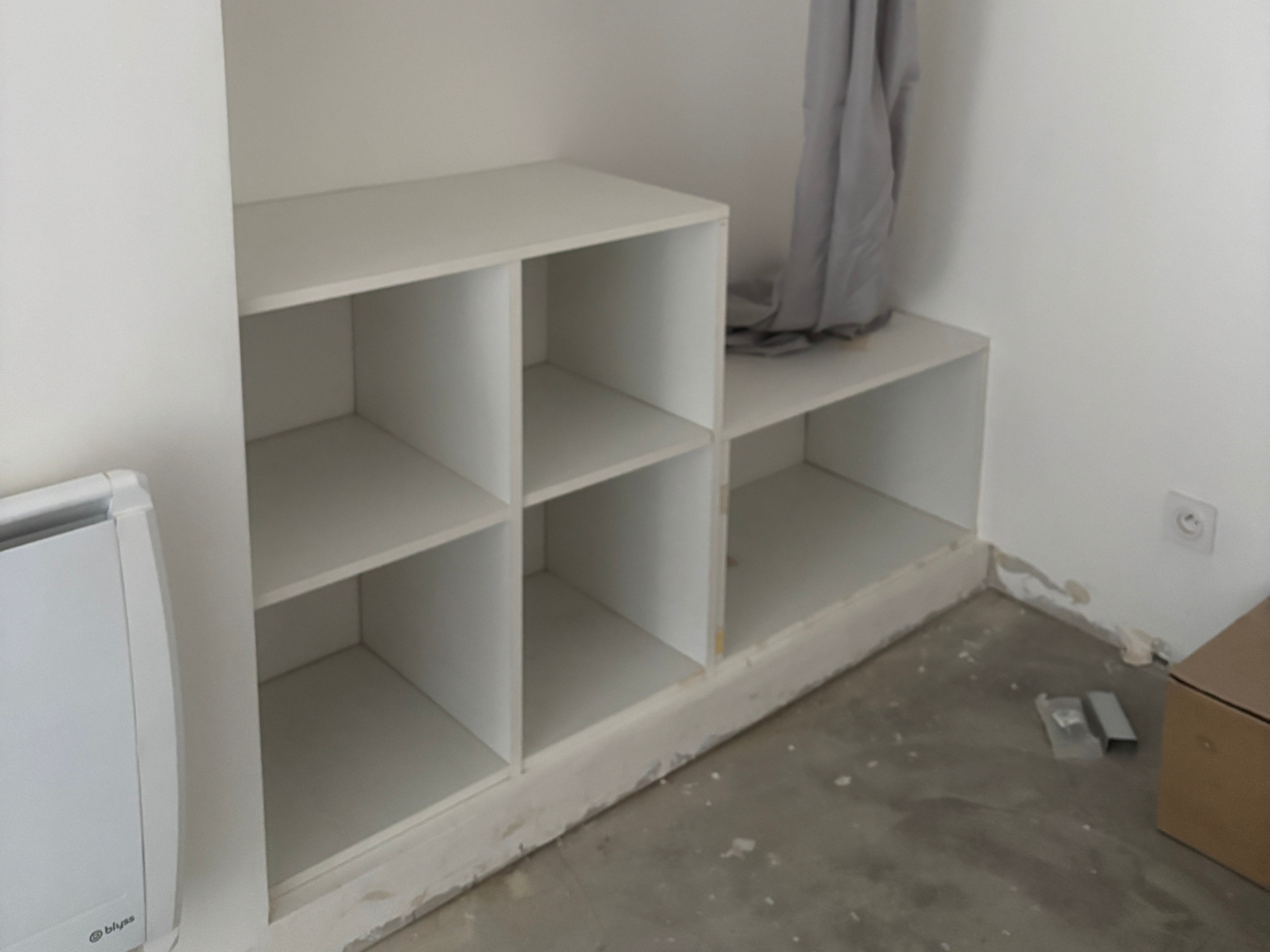 montage d'un meuble à partir d'étagères à découper - installation sur-mesure - angles complexes - Jobber - Mayenne