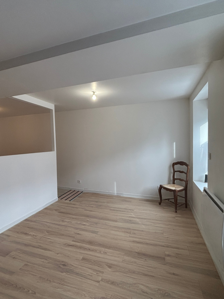 chambre semi-séparée du reste du studio grâce à une mi-cloison ouverte - Gorron - Mayenne