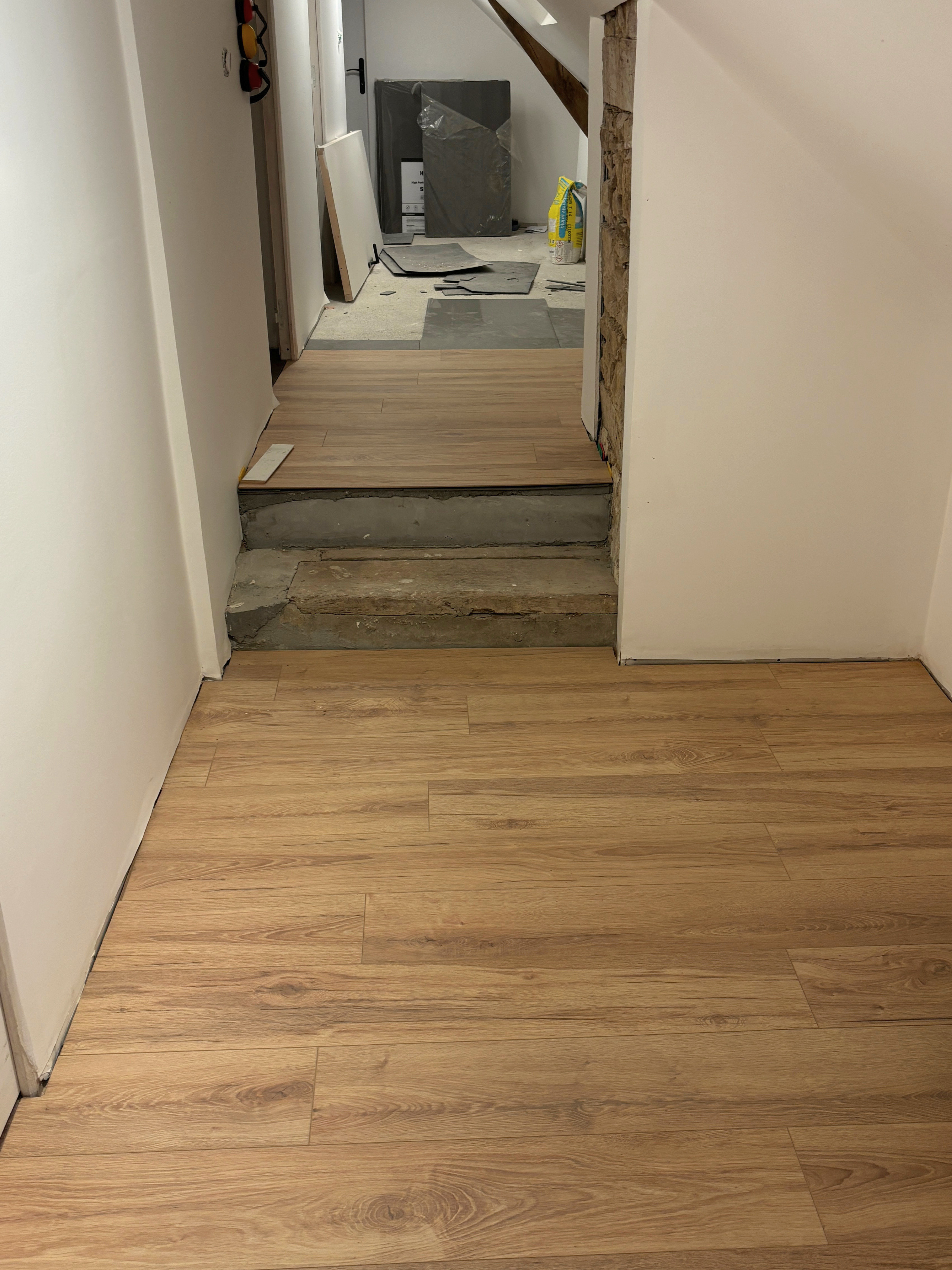 sol posé sous rampants - jobber - saint m'hervé