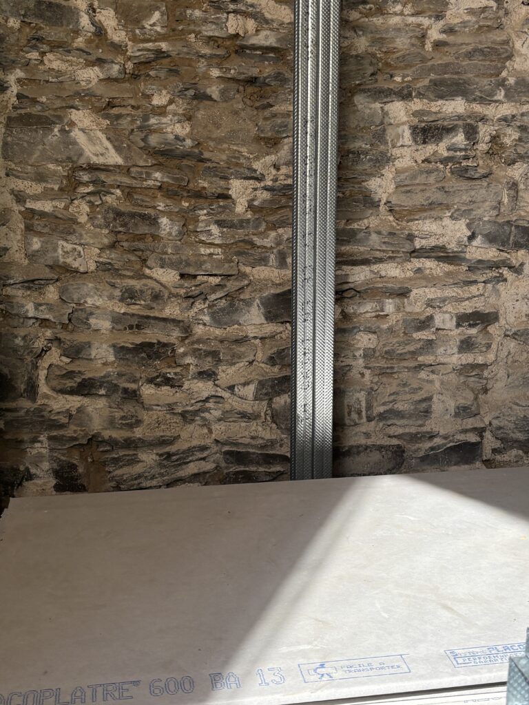 chantier en cours doublage placo et isolation des murs et plafonds en Ille-et-Vilaine