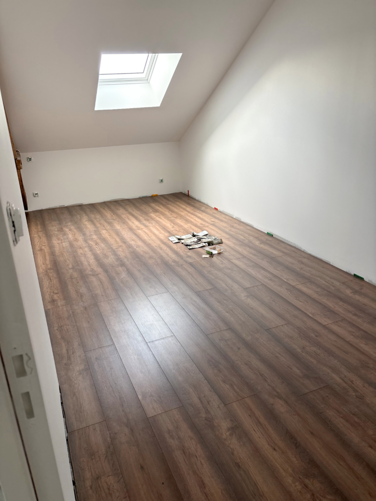Pose de faux-parquet flottant - Jobber - MAISON ROSCHET